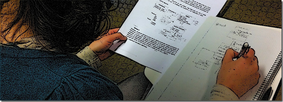 Una mujer dibujando diagramas en una hoja de papel.